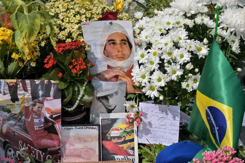 Brasileños depositaron flores en la tumba del piloto de Fórmula 1 Ayrton Senna, en Sao Paulo, el 1 de mayo de 2024. Foto Afp