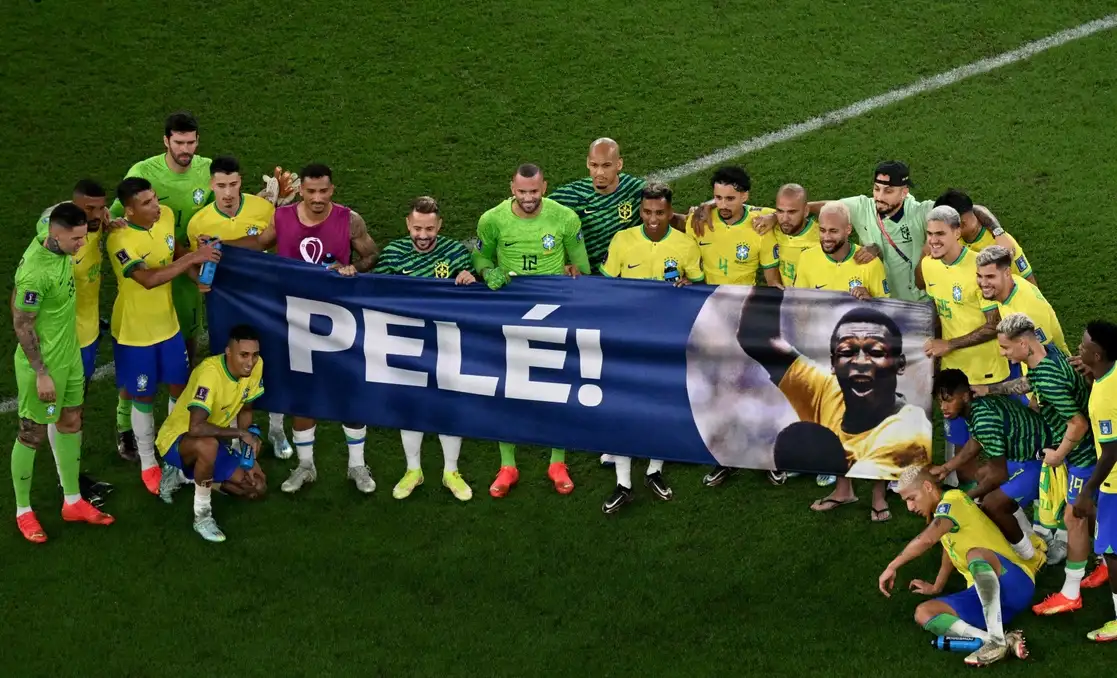 Con Neymar a la cabeza, la selección 'verdeamarela' desplegó un cartel con el nombre e imagen de la leyenda del futbol, Pelé, quien permanece hospitalizado en Sao Paulo debido a un tratamiento contra el cáncer. En el partido de octavos de la Copa Qatar 2022, la 'canarinha' desplegó un vistoso juego de triangulaciones que doblegó al cuadro asiático con goles de Neymar, Vinicius Jr, Richarlison y Lucas Paquetá. En cuartos de final se enfrentará a Croacia, la cual derrotó al cuadro de Japón en penales. Foto Afp