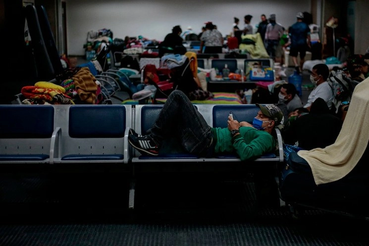 Ciudadanos colombianos varados en el aeropuerto de Sao Paulo. Foto Afp