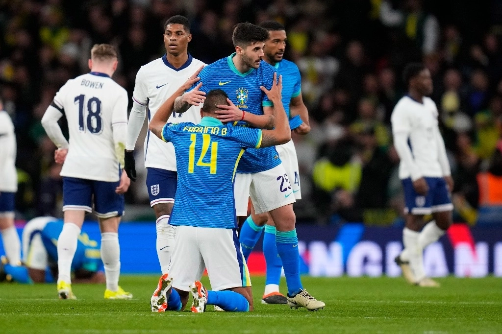 Los jugadores brasileños celebran al final de un partido amistoso internacional de fútbol entre Inglaterra y Brasil, en el estadio de Wembley en Londres, el 23 de marzo de 2024. Foto Ap