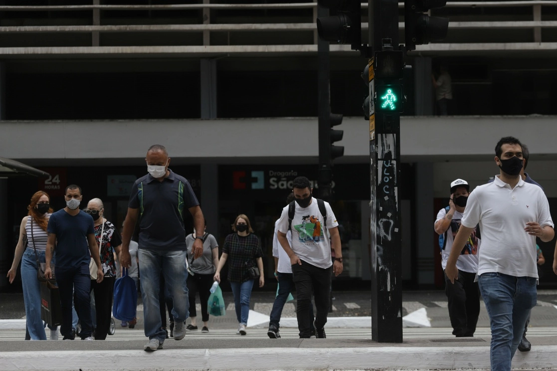 Un total de 137 millones 628 mil 806 personas en Brasil han recibido las dos dosis contra el Covid-19. Foto Xinhua 