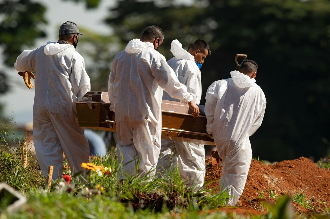 Entierro de una persona que falleció de coronavirus, en Sao Paulo. Foto Ap