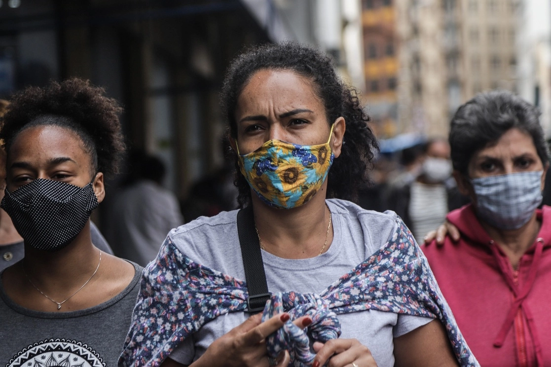 Personas caminan por una calle, en Sao Paulo, Brasil. Foto Xinhua