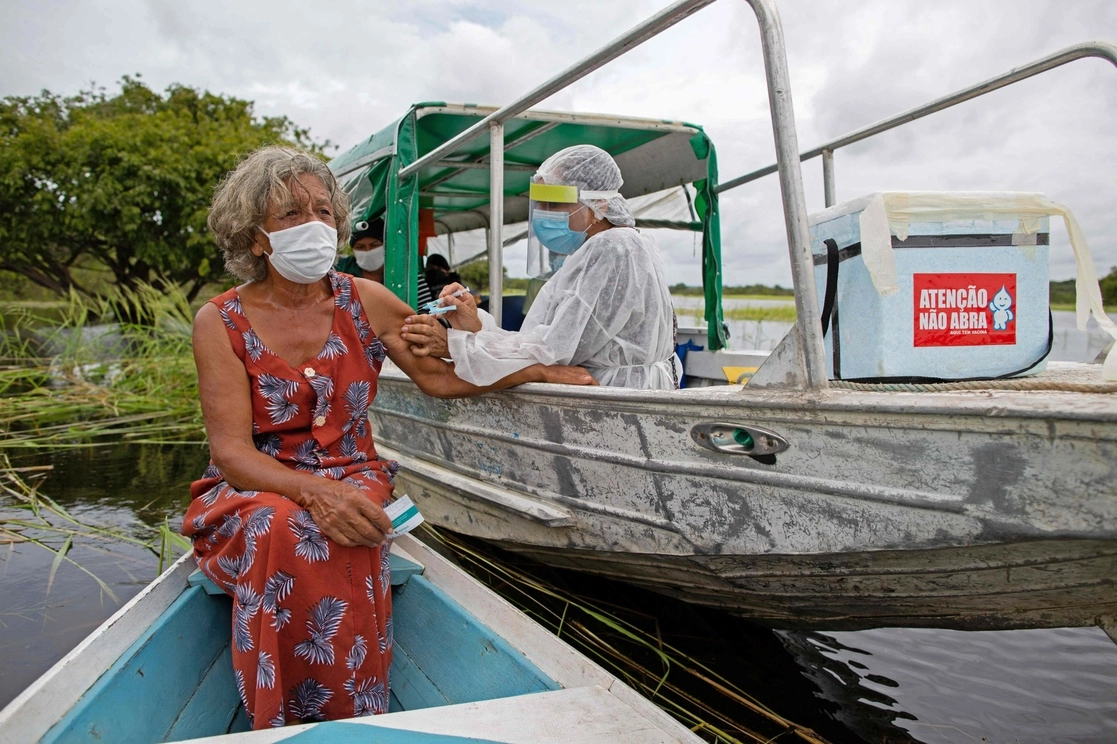 En Brasil se ha aplicado el esquema completo de vacunación contra el Covid-19 a 43 millones 649 mil 22 personas. Foto Afp