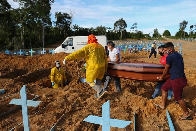 Ataúd de persona fallecida por Covid-19 es cargado por sus familiares en un cementerio en Manaus, Amazonas. Foto Afp
