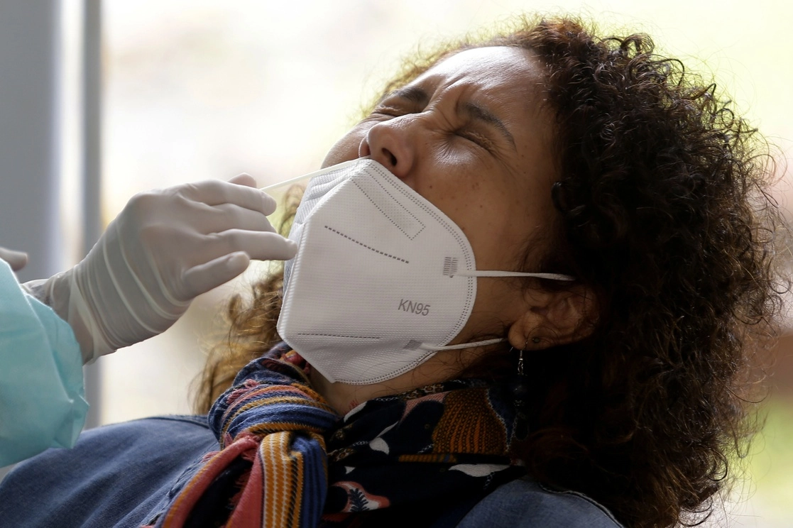 En la capital Brasilia, personal sanitario recolecta muestras para detectar covid-19. Foto Xinhua
