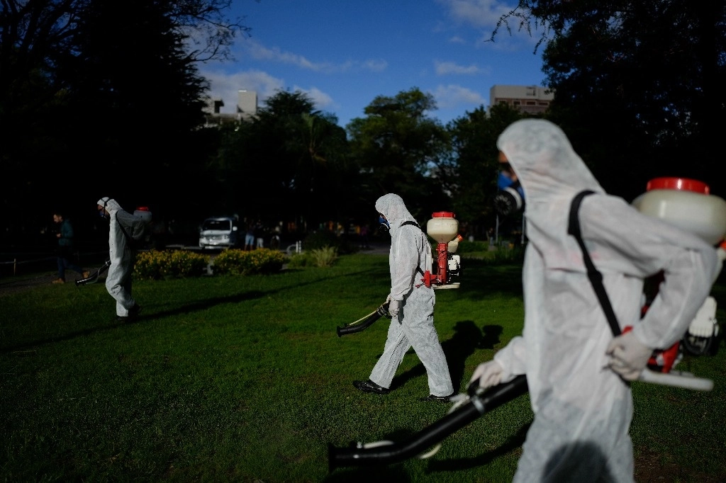 Una brigada fumiga para combatir el dengue en medio de un aumento de casos en Buenos Aires. Foto Ap
