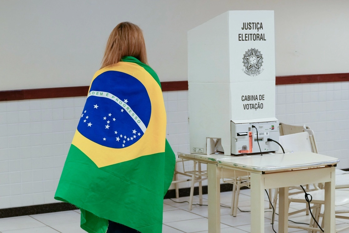 Un votante envuelto en una bandera brasileña llega para votar en una segunda vuelta presidencial que enfrenta al presidente Jair Bolsonaro contra el expresidente Luiz Inácio Lula da Silva, en Brasilia. Foto AP 
