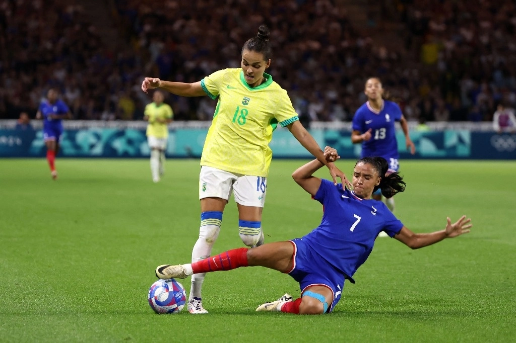 Gabi Portilho lucha por el balón con la defensora francesa Sakina Karchaoui en el partido de fútbol femenino de cuartos de final entre Francia y Brasil durante los Juegos Olímpicos de París 2024 en el estadio La Beaujoire de Nantes el 3 de agosto de 2024. Foto Afp