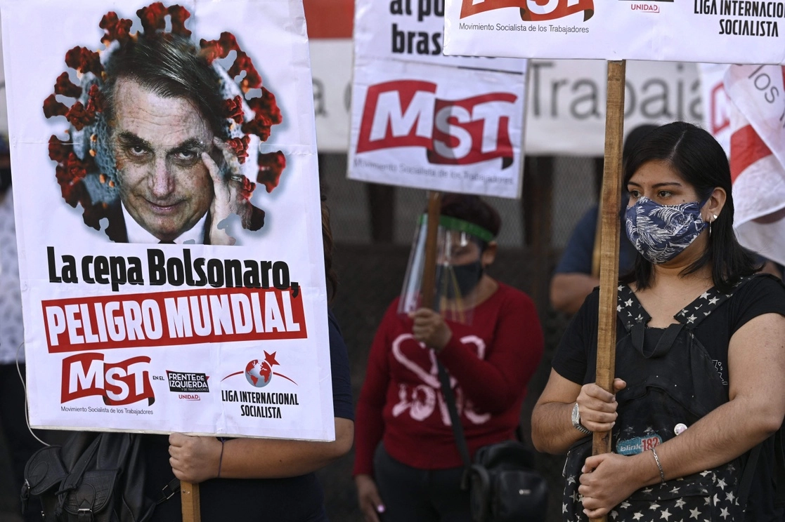 Protesta contra el gobierno de Jair Bolsonaro en la embajada brasileña en Buenos Aires, el 14 de abril de 2021. Foto Afp