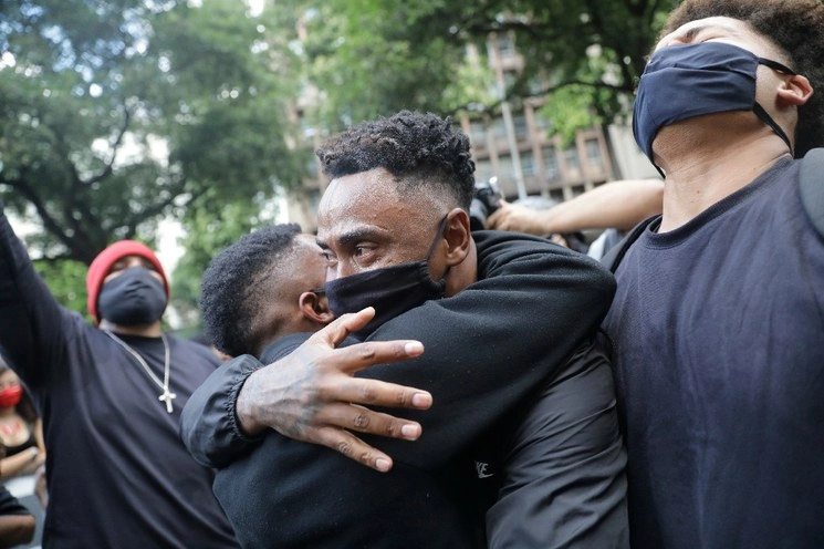 Participantes en una protesta contra el racismo en Brasil. Foto Ap