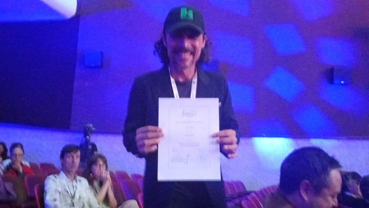 En la foto el actor sonorense Osvaldo Sánchez, protagonista de 'En el camino', fue el encargado de recibir el diploma de la  Fipresci. Foto