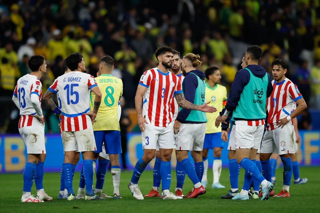Los jugadores de Paraguay y Brasil se saludan después del partido de las eliminatorias sudamericanas para la Copa Mundial de la FIFA 2026 entre Brasil y Paraguay en el Arena Neo Química en Sao Paulo, Brasil. Foto