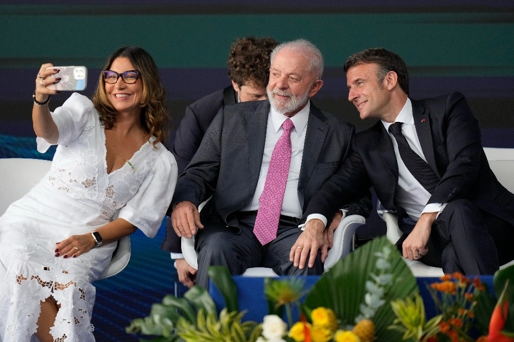 El presidente francés Emmanuel Macron y su homólogo brasileño Luiz Inácio Lula da Silva informaron que los fondos para proteger la Amazonia se distribuirán durante los próximos cuatro años. Foto Ap