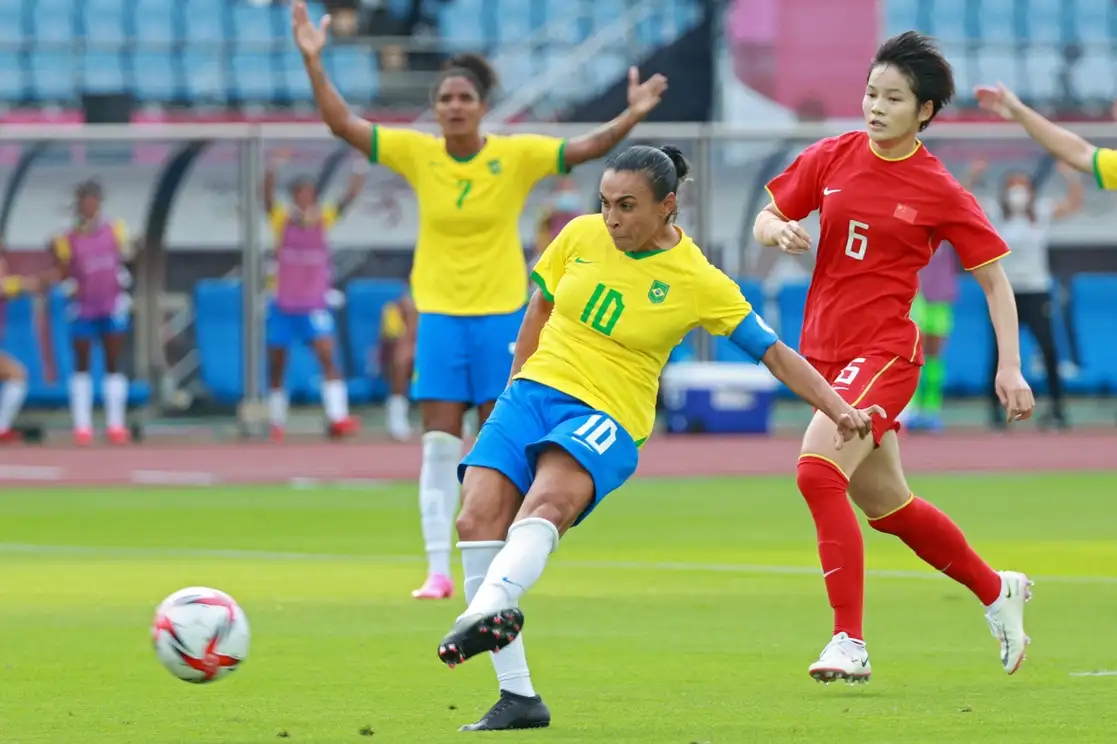 La brasileña Marta se convirtió en la primera futbolista que marca en cinco Juegos Olímpicos consecutivos tras anotar en dos ocasiones en la victoria por 5-0 ante China en el estadio Miyagi, el 21 de julio de 2021. Foto Afp