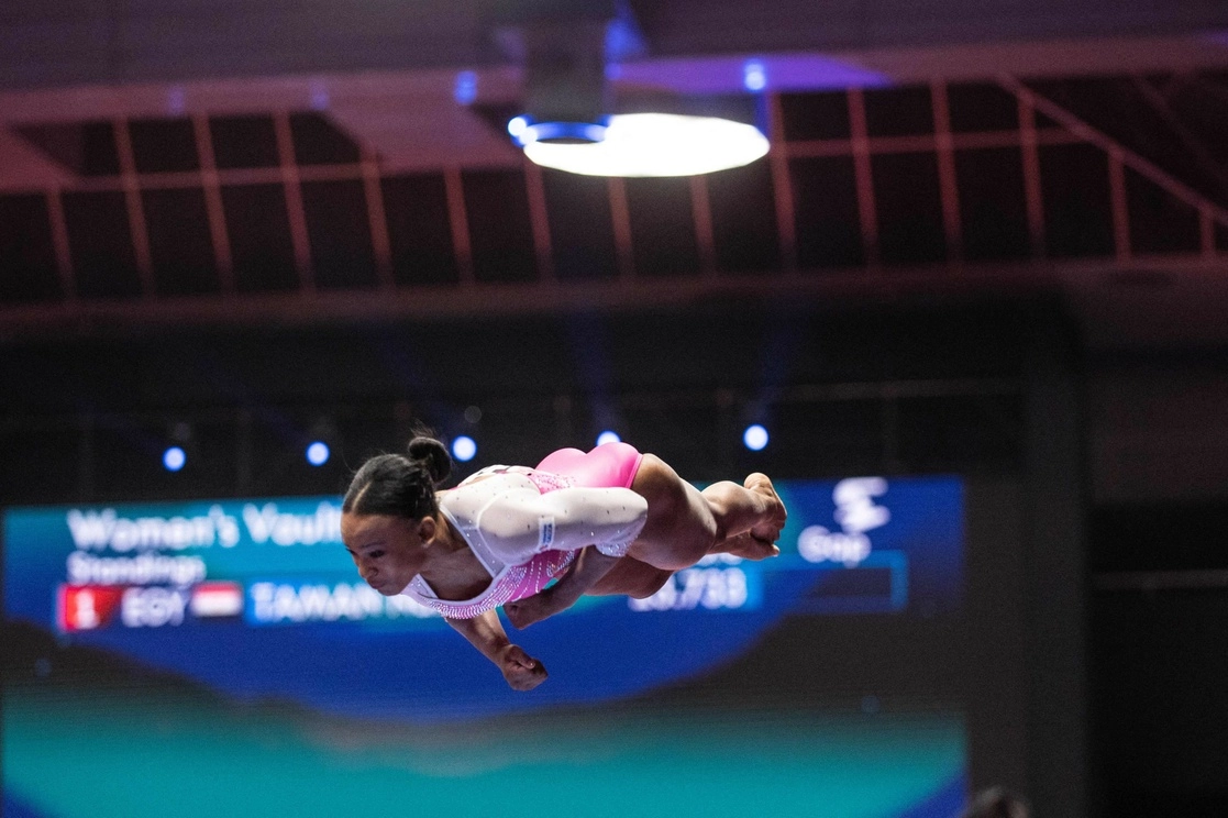 La brasileña Rebeca Andrade, vigente campeona olímpica, añadió a ese oro el título mundial de Salto de caballo, conquistado en el penúltimo día de los campeonatos del mundo de gimnasia en Japón. Foto Afp