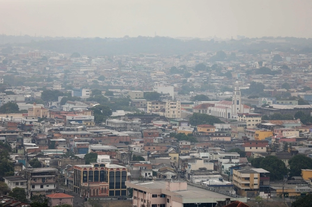 La ciudad de Manuas se ve envuelta en humo causado por los incendios forestales en el estado de Amazonas. Foto Afp
