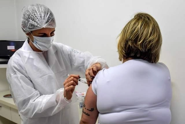 Brasileños ricos están dispuestos a pagar por la vacuna contra el Covid-19. Foto Afp / Archivo