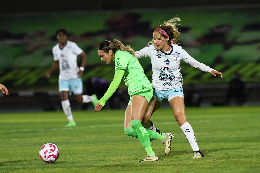 Una de las jugadas del encuentro deportivo. Foto Liga BBVA Femenil