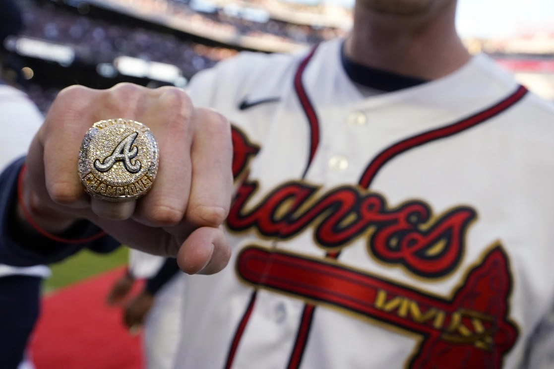 Antes del juego, los Bravos recibieron sus anillos de campeonato de la MLB. Foto Ap.