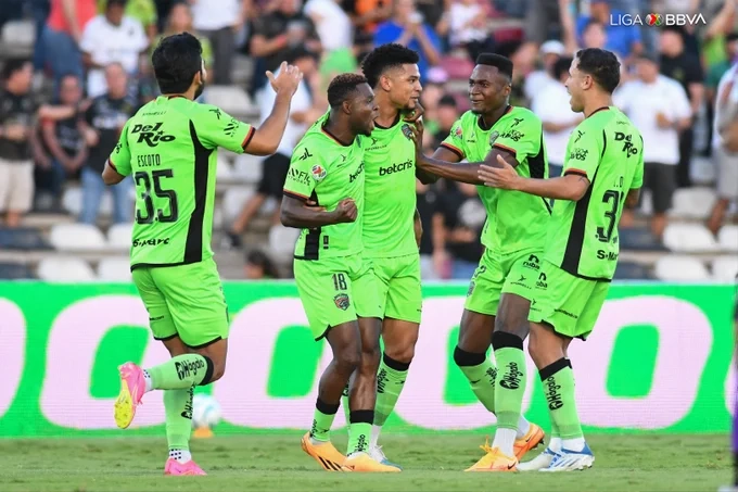 Jugadores de Bravos festejan una anotación durante el encuentro. Foto Liga MX