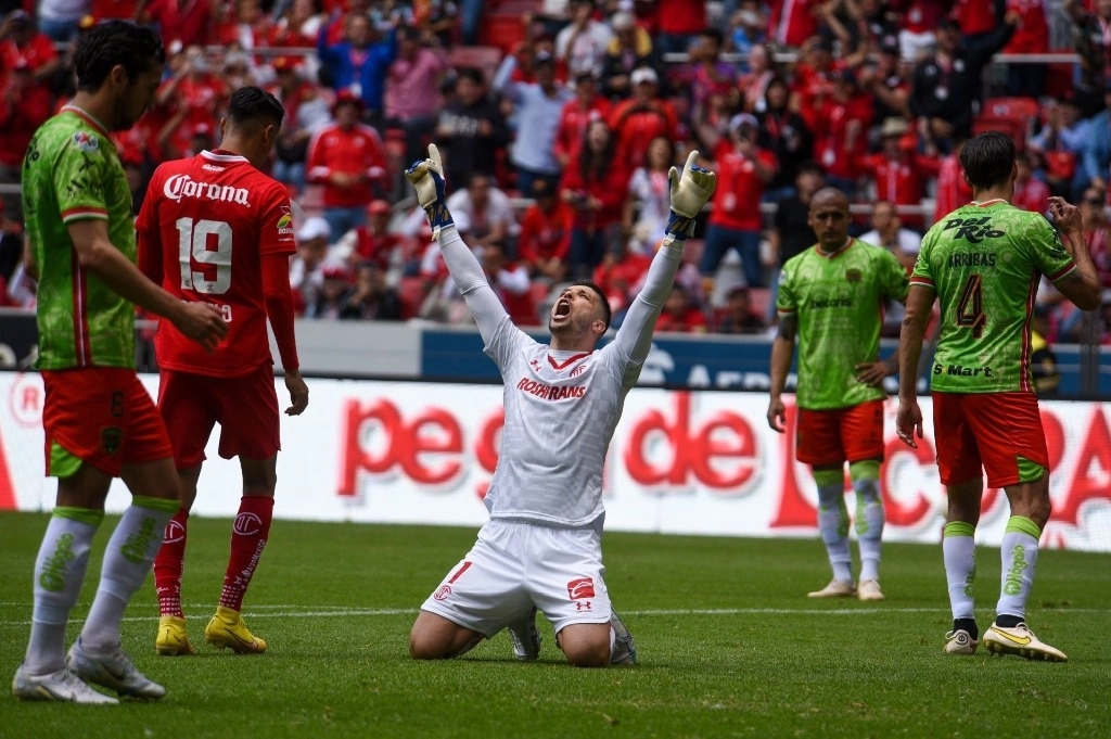 Tiago Volpi, portero del Toluca, puso el 1-0 momentáneo ante Bravos de Juárez, en la cancha del Nemesio Diez. Foto Cuartoscuro 
