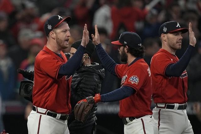 Beisbolistas de los Bravos de Atlanta festejan al término del duelo. Foto Ap 