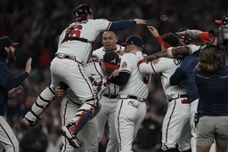 Jugadores de los Bravos de Atlanta dejaron en el camino al campeón de Los Dodgers para avanzar a la Serie Mundial. Foto Afp