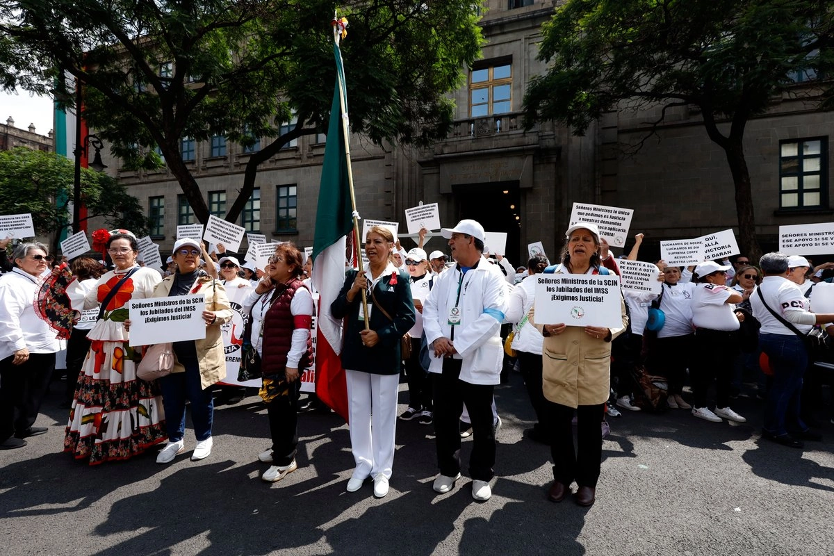 Jubilados y pensionados del IMSS protestan para exigir la devolucion de sus ahorros de la subcuenta cesantia y vejez, en la entrada principal de la SCJN, 22 de septiembre de 2025. Foto