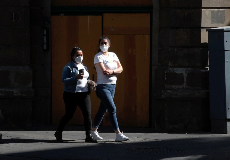 Según cifras de la Comisión Nacional Bancaria y de Valores (CNBV), en el país, seis de cada 10 mujeres tienen al menos un producto financiero, mientras que en los hombres la proporción es de siete de cada 10. Foto Cristina Rodríguez / Archivo