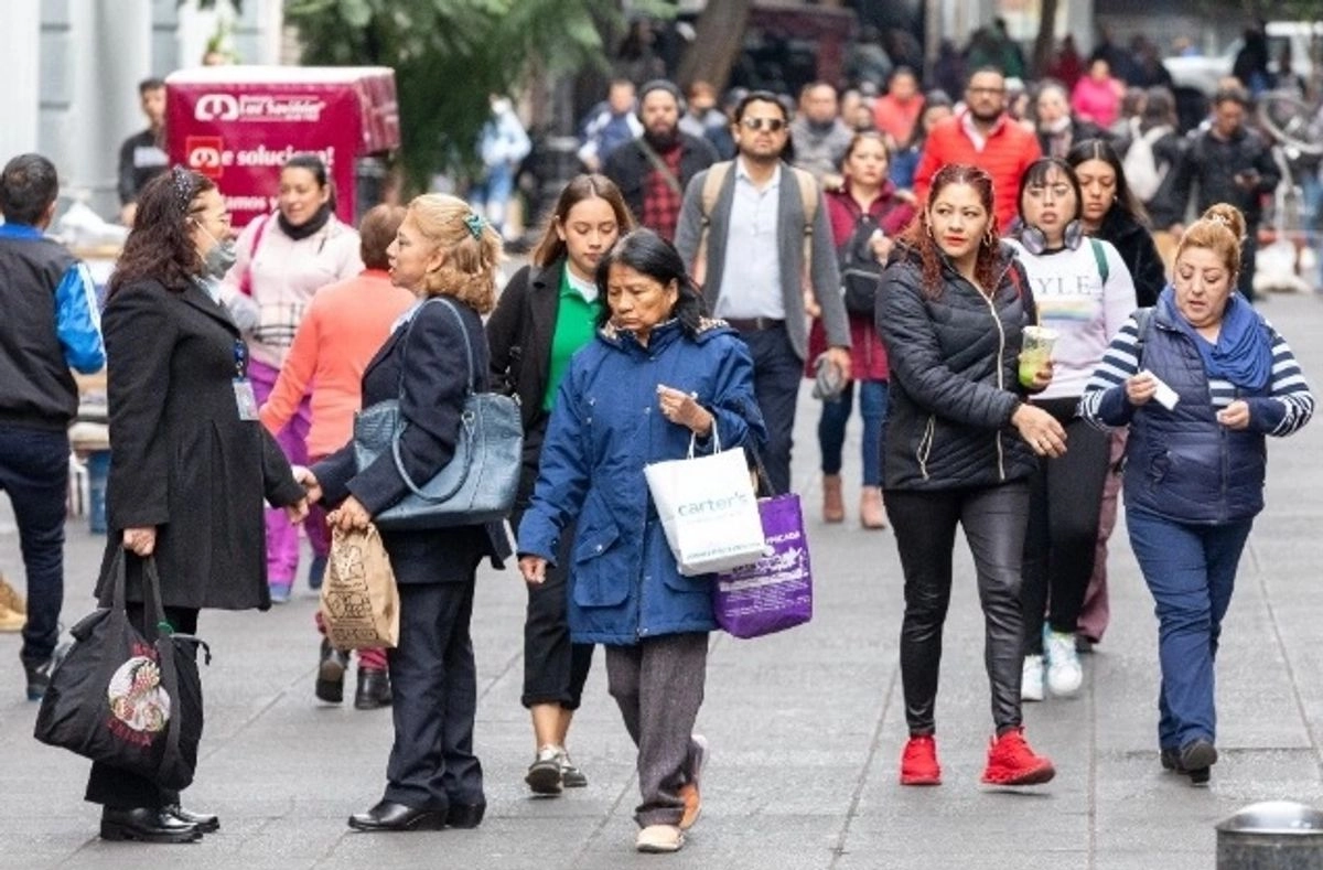 Entre las mujeres de 40 a 49 años de edad hay una diferencia de 19 mil pesos en relación con los hombres, puesto que ellas ganan 42 mil 232 pesos y ellos 61 mil 368 pesos.
