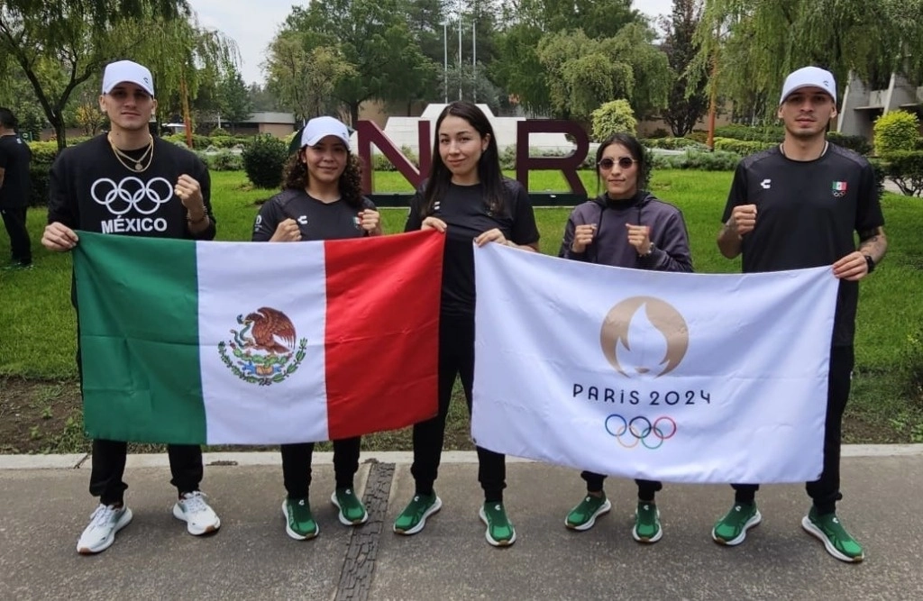 El equipo de boxeo integrado por Marco Verde, Citlalli Ortiz, Fátima Herrera y Miguel Ángel Martínez flanquea a Brenda Jiménez, quien romperá barreras de género en un deporte dominado por los varones. Foto Asociación Queretana del Boxeo de Aficionados AC 