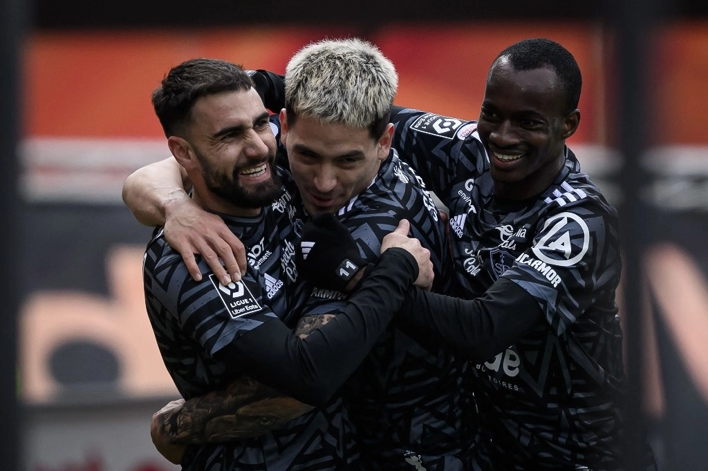 Romain de Castillo (izquierda), celebra con sus compañeros del Brest el gol de la victoria ante Lorient, en la fecha 27 de la Ligue 1. Foto Afp 
