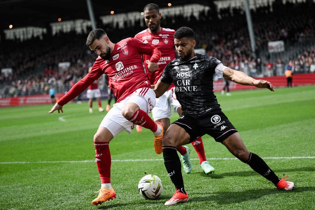 Brest retains second place in Ligue 1 by beating Metz 4-3