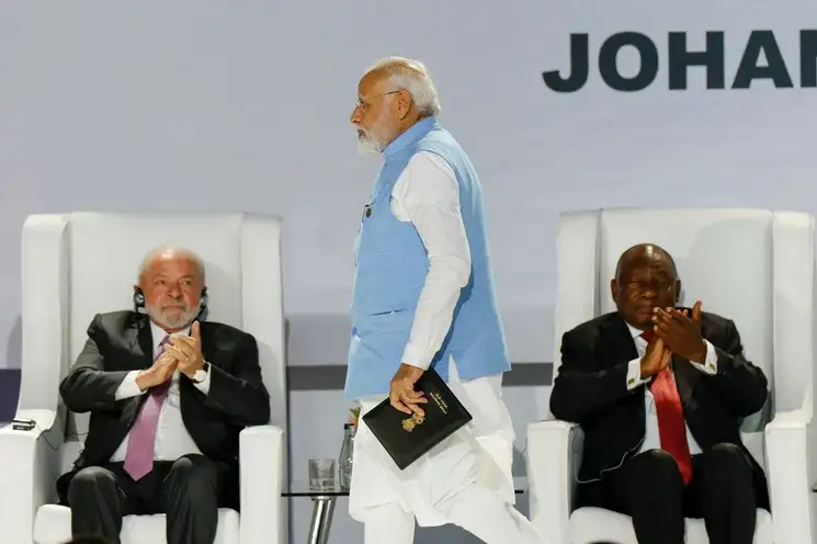 El primer ministro de India, Narendra Modi, y los presidentes de Brasil, Luiz Inácio Lula da Silva y de Sudáfrica, Cyril Ramaphosa, durante la cumbre de BRICS, realizada en Johannesburgo, el 22 de agosto de 2023. Foto Afp