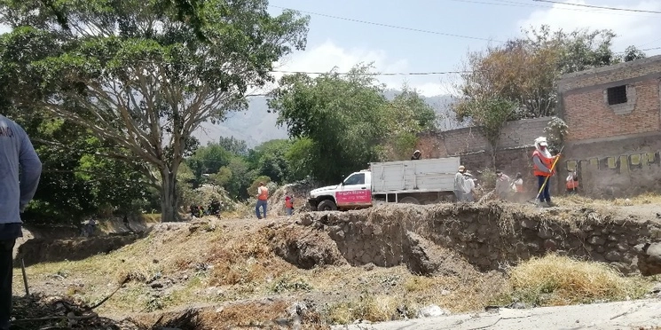 Trabajadores de la Brigada Blanca durante sus labores de limpieza en la capital nayarita. Foto ‘La Jornada’