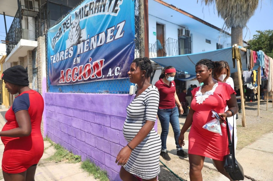 Personal de la dirección de salud del municipio fronterizo de Nuevo Laredo, Tamaulipas, trasladó ayer a seis haitianas embarazadas que habitan en la Casa del Migrante Flores Méndez a la clínica UNE (Una Nueva Era) para que recibieran atención especializada. Foto Carlos Figueroa