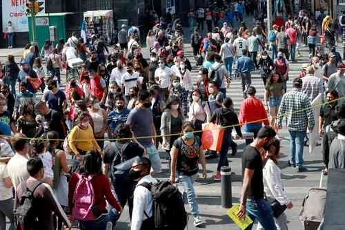 Parece que no hay manera de contener a quienes van al Centro. Foto María Luisa Severiano