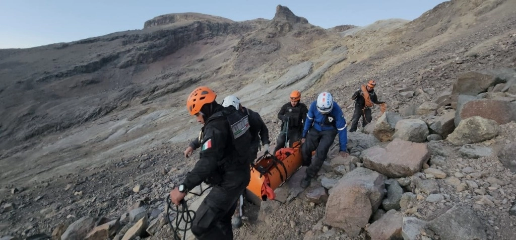 Las labores de rescate podrían concluir hasta las dos de la mañana. Foto La Jornada


