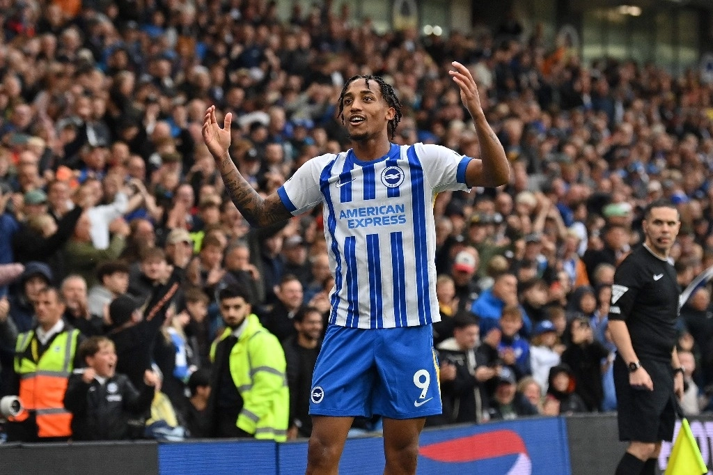 El brasileño, Joao Pedro, anotó en tiempo de compensación el gol de la victoria ante Manchester United. Foto Afp