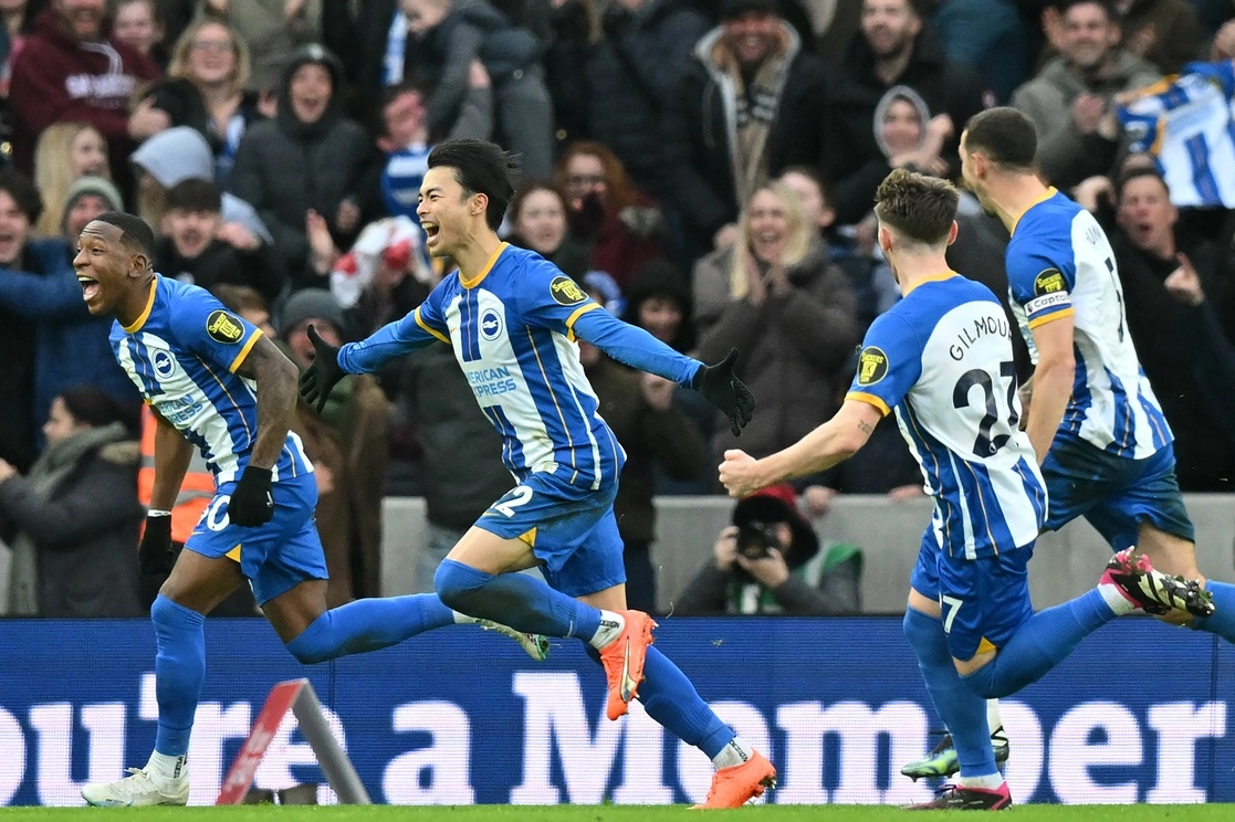 Kaoru Mitoma del Brighton anotó al 90+2 el gol de la victoria ante Liverpool, en duelo eliminatorio de la Copa de Inglaterra. Foto Afp 