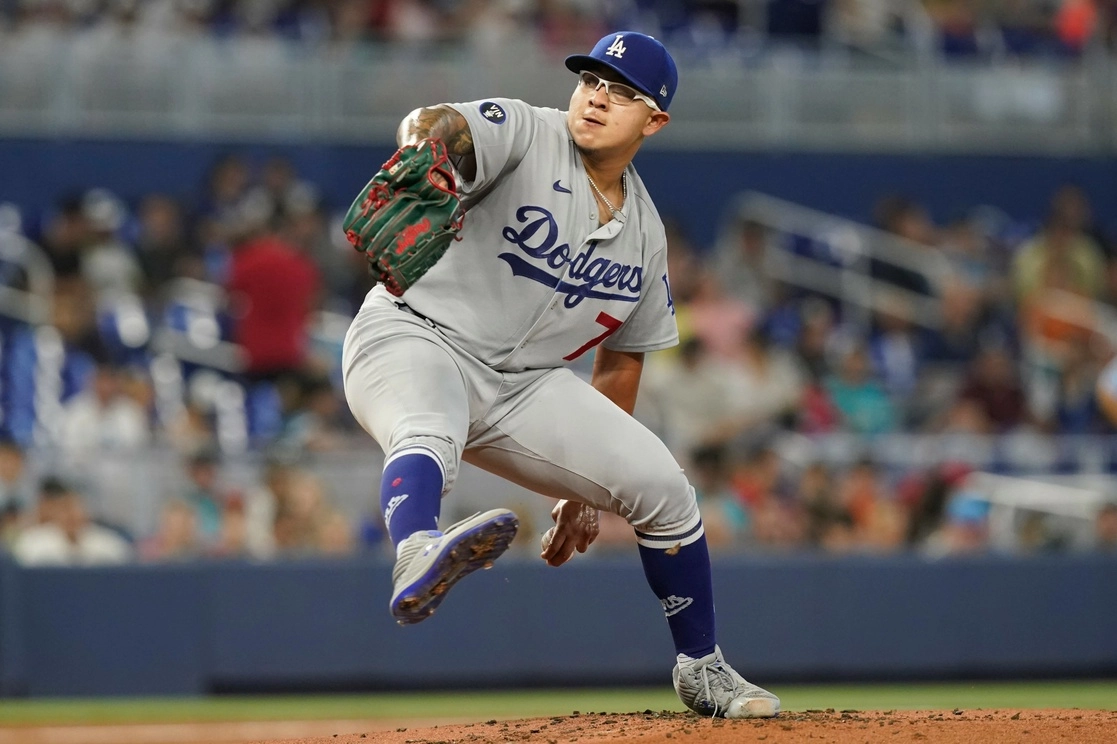 Julio Urías durante uno de los lanzamientos del partido. Foto Ap