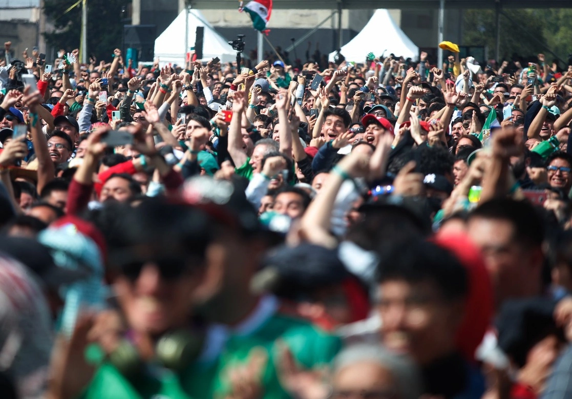Capitalinos en el FIFA Fanfest, en el Monumento a la Revolución, durante el partido México-Polonia, en la Ciudad de México, el 22 de noviembre de 2022. Foto Cristina Rodríguez