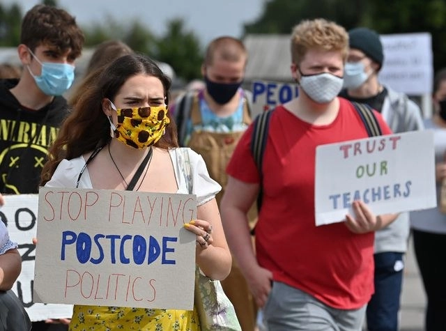 Al ver su acceso a la universidad cuestionado o frustrado, los estudiantes británicos protestaron durante el fin de semana, con pancartas de repudio al algoritmo para calificar sus estudios. Foto Afp 
