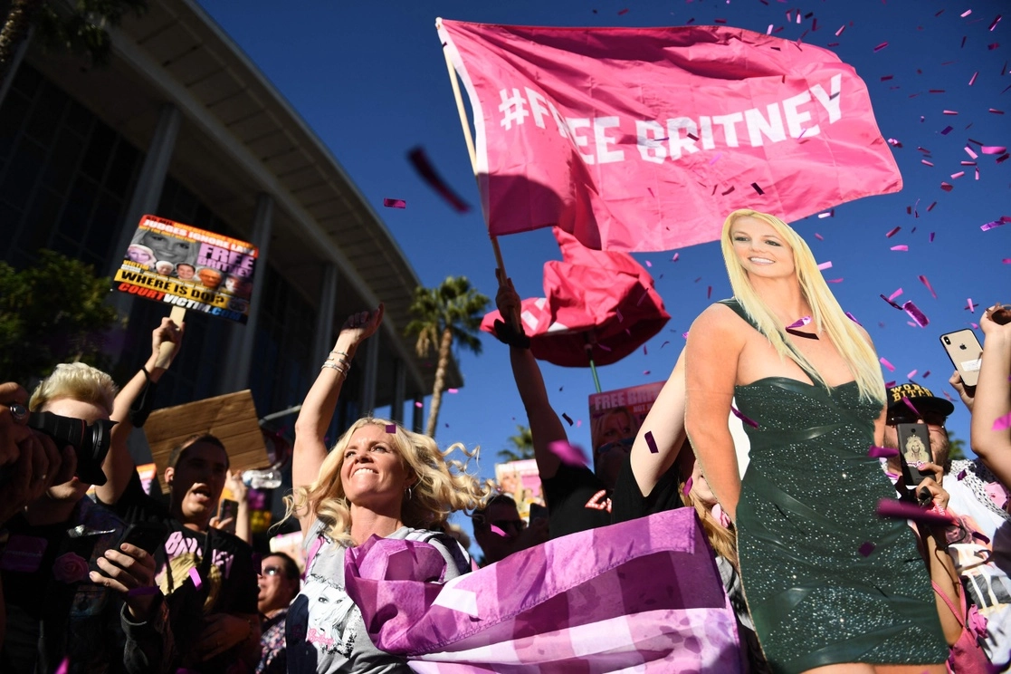 Admiradores de Britney Spears celebran el fin del tutelaje hacia la cantante en Los Ángeles, California, el 12 de noviembre de 2021. Foto Afp 
