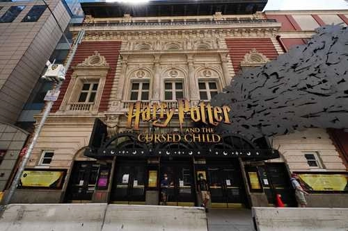 El teatro Lírico, donde se presentaba la obra ‘Harry Potter and the Cursed Child’, ahora cerrado. Foto Afp