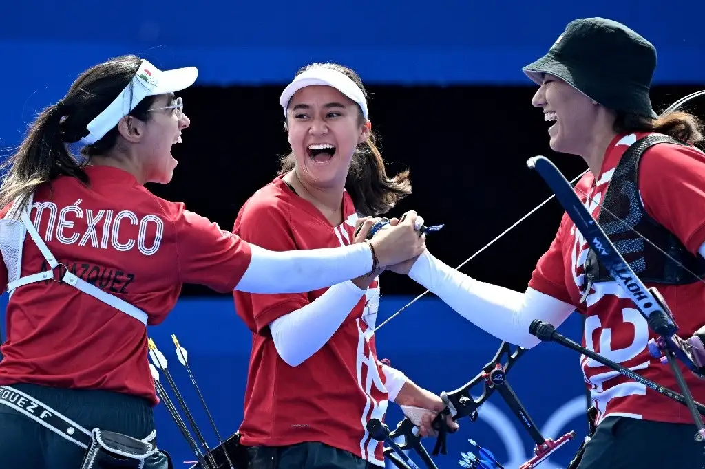 Ana Vázquez, Ángela Ruiz y Alejandra Valencia vencieron 6-2 al equipo de Países Bajos para ocupar el tercer lugar en tiro con arco, la primera medalla para México en los Juegos Olímpicos de París 2024. Valencia ya había ganado ese metal en Tokio 2020, en equipos mixtos. Foto Afp 