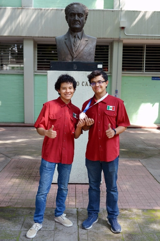 Isaac Said Martínez Cerón recibió mención honorífica y Javier Gil García obtuvo la medalla de bronce el certamen realizado en Irán. Foto difundida por la UNAM 