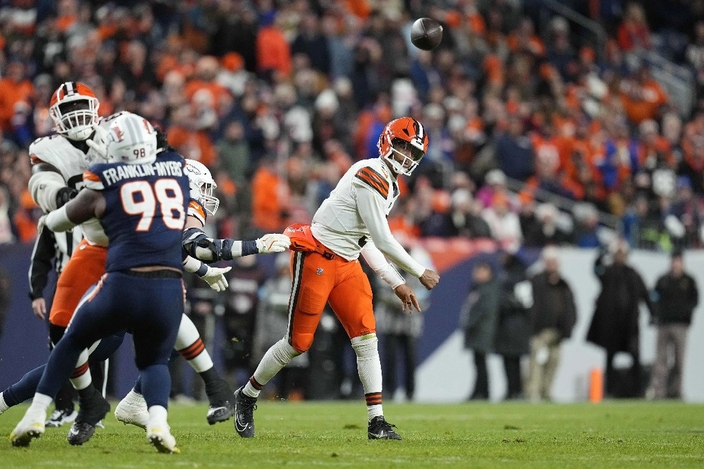 El mariscal de campo de los Cleveland Browns, Jameis Winston, lanza una intercepción durante la primera mitad de un partido de futbol americano de la NFL contra los Denver Broncos, el 2 de diciembre de 2024. Foto Ap
