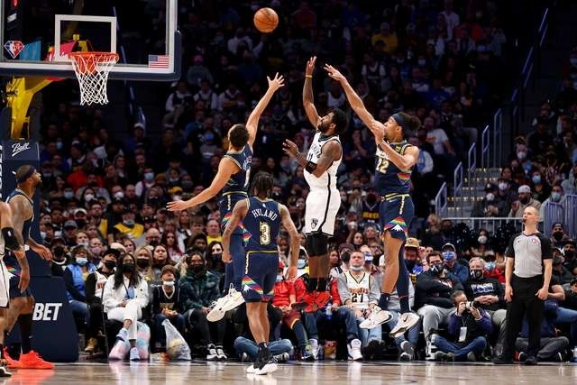 Los Nets, que apenas dieron batalla hasta el descanso, solo contaban con una de sus tres superestrellas, Kyrie Irving, que terminó con 27 puntos y 11 asistencias. Foto Ap